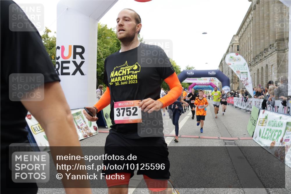06.09.2026 - CURREX Alsterlauf Yannick Fuchs http://msf.ph/oto/10125596 06.09.2026 10:04:04 Ziel 2042, 2091, 2164, 2657, 2677, 2989, 3100, 3239, 3378, 3384, 3562, 3697, 3745, 3747, 3752, 4004, 4495, 4634, 4672, 4943, 4968, 4972, 4979, 5004, 5061, 5157, 5284, 5401, 5709, 6056, 8044, 8079 meine-sportfotos.de