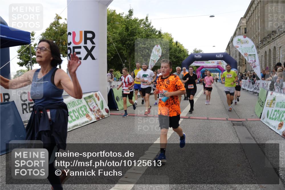 06.09.2026 - CURREX Alsterlauf Yannick Fuchs http://msf.ph/oto/10125613 06.09.2026 10:04:05 Ziel 2091, 2164, 2657, 2677, 3100, 3239, 3378, 3384, 3562, 3697, 3745, 3747, 3752, 4004, 4495, 4634, 4672, 4943, 4968, 4979, 5004, 5061, 5157, 5284, 5401, 5709, 6056, 8044, 8079 meine-sportfotos.de