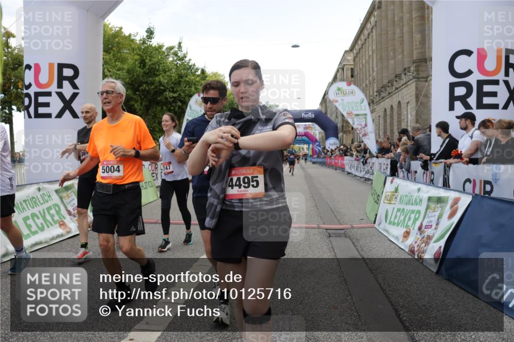 06.09.2026 - CURREX Alsterlauf Yannick Fuchs http://msf.ph/oto/10125716 06.09.2026 10:04:09 Ziel 2091, 2164, 2346, 2657, 2677, 3100, 3239, 3562, 3697, 3745, 3747, 3752, 4288, 4495, 4634, 4943, 5004, 5061, 5157, 5401, 5674, 5709, 6056, 8225 meine-sportfotos.de