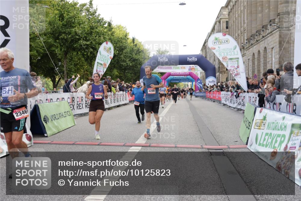 06.09.2026 - CURREX Alsterlauf Yannick Fuchs http://msf.ph/oto/10125823 06.09.2026 10:04:14 Ziel 2346, 2677, 2830, 3697, 3747, 4119, 4288, 4495, 4634, 4943, 5004, 5157, 5674, 5709, 5713, 8225 meine-sportfotos.de