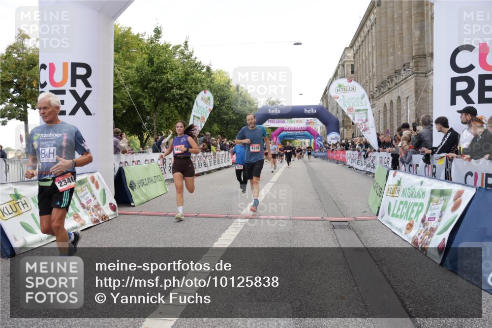06.09.2026 - CURREX Alsterlauf Yannick Fuchs http://msf.ph/oto/10125838 06.09.2026 10:04:14 Ziel 2346, 2677, 2830, 3697, 3747, 4119, 4288, 4495, 4634, 4943, 5004, 5157, 5674, 5709, 5713, 8225 meine-sportfotos.de