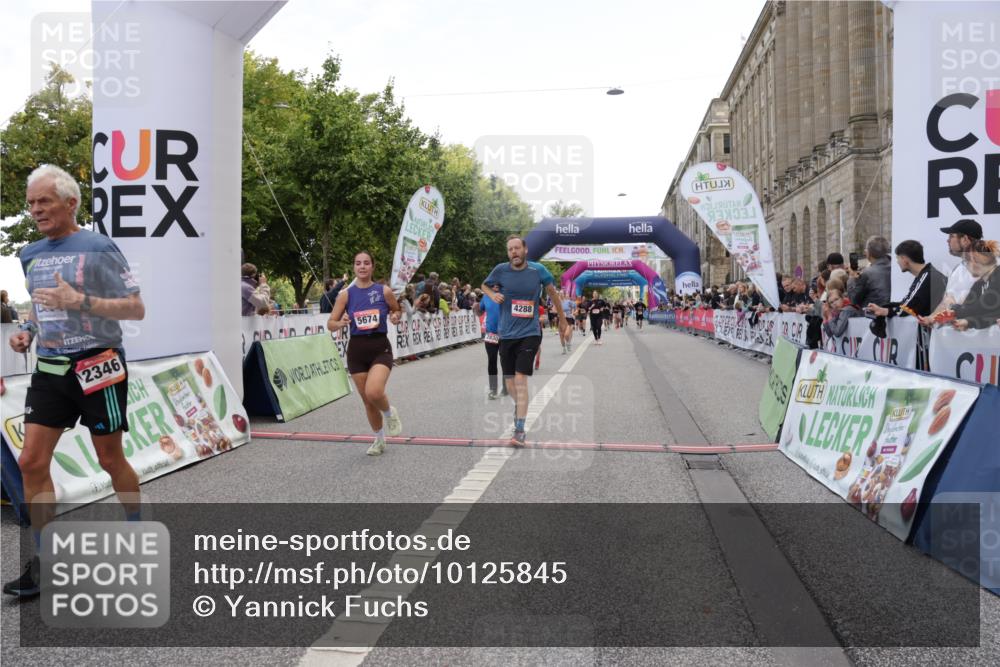 06.09.2026 - CURREX Alsterlauf Yannick Fuchs http://msf.ph/oto/10125845 06.09.2026 10:04:14 Ziel 2346, 2677, 2830, 3697, 3747, 4119, 4288, 4495, 4634, 4943, 5004, 5157, 5674, 5709, 5713, 8225 meine-sportfotos.de