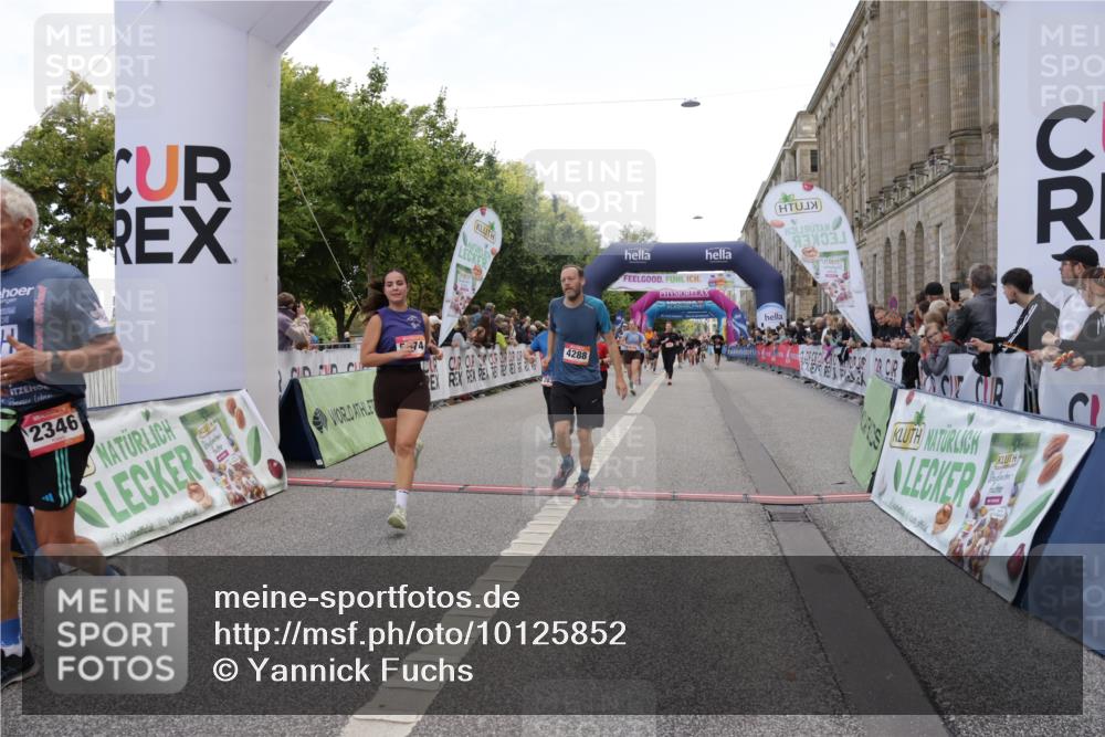 06.09.2026 - CURREX Alsterlauf Yannick Fuchs http://msf.ph/oto/10125852 06.09.2026 10:04:14 Ziel 2346, 2677, 2830, 3697, 3747, 4119, 4288, 4495, 4634, 4943, 5004, 5157, 5674, 5709, 5713, 8225 meine-sportfotos.de