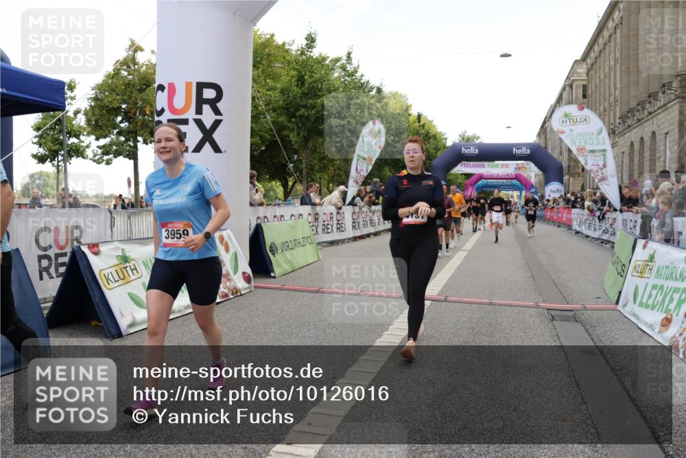 06.09.2026 - CURREX Alsterlauf Yannick Fuchs http://msf.ph/oto/10126016 06.09.2026 10:04:21 Ziel 2025, 2437, 2830, 3711, 3959, 3962, 4119, 4131, 4288, 4630, 4812, 5046, 5674, 5713, 6193 meine-sportfotos.de