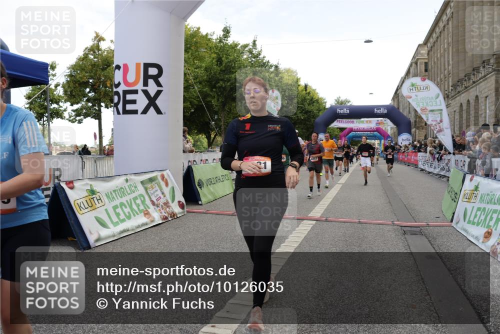 06.09.2026 - CURREX Alsterlauf Yannick Fuchs http://msf.ph/oto/10126035 06.09.2026 10:04:21 Ziel 2025, 2437, 2830, 3711, 3959, 3962, 4119, 4131, 4288, 4630, 4812, 5046, 5674, 5713, 6193 meine-sportfotos.de