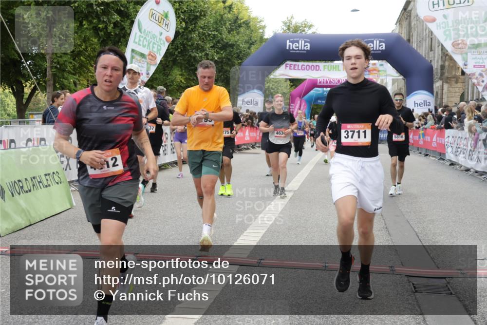 06.09.2026 - CURREX Alsterlauf Yannick Fuchs http://msf.ph/oto/10126071 06.09.2026 10:04:23 Ziel 2025, 2303, 2437, 2830, 3435, 3711, 3959, 3962, 4119, 4131, 4376, 4630, 4812, 5046, 5713, 5718, 5816, 6193 meine-sportfotos.de