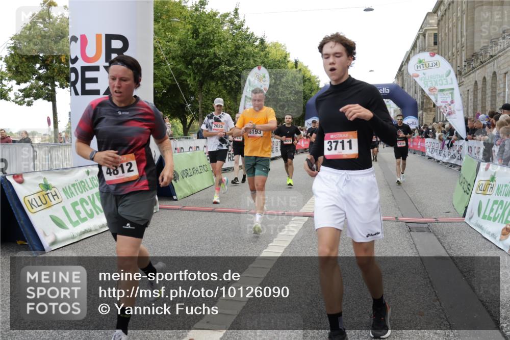 06.09.2026 - CURREX Alsterlauf Yannick Fuchs http://msf.ph/oto/10126090 06.09.2026 10:04:24 Ziel 2025, 2303, 2437, 3435, 3711, 3959, 3962, 4119, 4131, 4376, 4630, 4812, 5046, 5713, 5718, 5816, 6193 meine-sportfotos.de