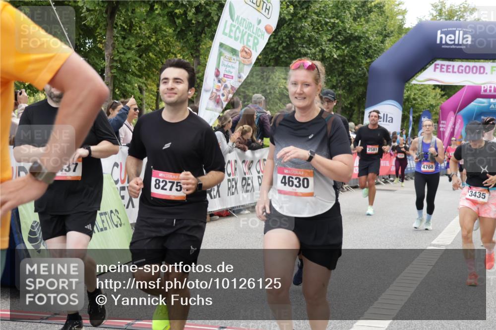 06.09.2026 - CURREX Alsterlauf Yannick Fuchs http://msf.ph/oto/10126125 06.09.2026 10:04:26 Ziel 2025, 2303, 2437, 2581, 3435, 3696, 3711, 3959, 3962, 4131, 4179, 4376, 4630, 4768, 4812, 5046, 5718, 5816, 6193 meine-sportfotos.de