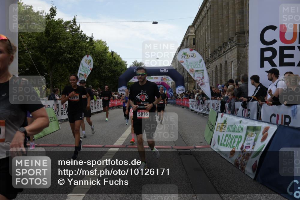 06.09.2026 - CURREX Alsterlauf Yannick Fuchs http://msf.ph/oto/10126171 06.09.2026 10:04:27 Ziel 2025, 2303, 2437, 2581, 3435, 3696, 3711, 3959, 3962, 4131, 4179, 4376, 4630, 4768, 4812, 5046, 5718, 5816, 6193 meine-sportfotos.de