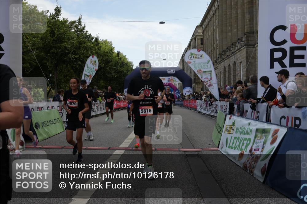 06.09.2026 - CURREX Alsterlauf Yannick Fuchs http://msf.ph/oto/10126178 06.09.2026 10:04:27 Ziel 2025, 2303, 2437, 2581, 3435, 3696, 3711, 3959, 3962, 4131, 4179, 4376, 4630, 4768, 4812, 5046, 5718, 5816, 6193 meine-sportfotos.de
