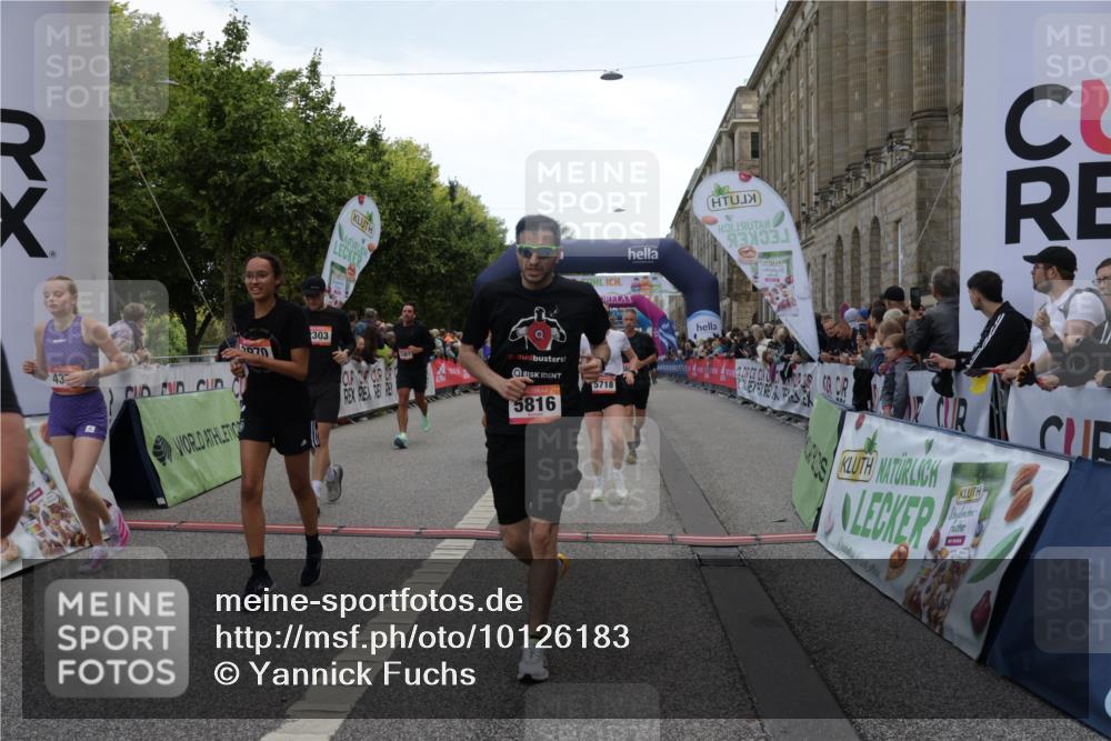 06.09.2026 - CURREX Alsterlauf Yannick Fuchs http://msf.ph/oto/10126183 06.09.2026 10:04:27 Ziel 2025, 2303, 2437, 2581, 3435, 3696, 3711, 3959, 3962, 4131, 4179, 4376, 4630, 4768, 4812, 5046, 5718, 5816, 6193 meine-sportfotos.de