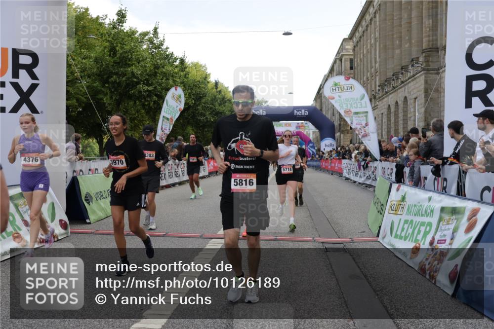 06.09.2026 - CURREX Alsterlauf Yannick Fuchs http://msf.ph/oto/10126189 06.09.2026 10:04:28 Ziel 2025, 2303, 2437, 2581, 3435, 3696, 3711, 4179, 4376, 4630, 4768, 4812, 5046, 5718, 5816, 6193 meine-sportfotos.de