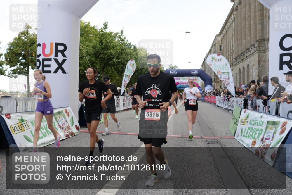 06.09.2026 - CURREX Alsterlauf Yannick Fuchs http://msf.ph/oto/10126199 06.09.2026 10:04:28 Ziel 2025, 2303, 2437, 2581, 3435, 3696, 3711, 4179, 4376, 4630, 4768, 4812, 5046, 5718, 5816, 6193 meine-sportfotos.de