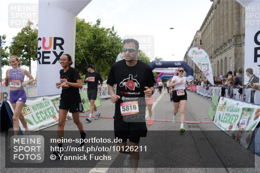 06.09.2026 - CURREX Alsterlauf Yannick Fuchs http://msf.ph/oto/10126211 06.09.2026 10:04:28 Ziel 2025, 2303, 2437, 2581, 3435, 3696, 3711, 4179, 4376, 4630, 4768, 4812, 5046, 5718, 5816, 6193 meine-sportfotos.de