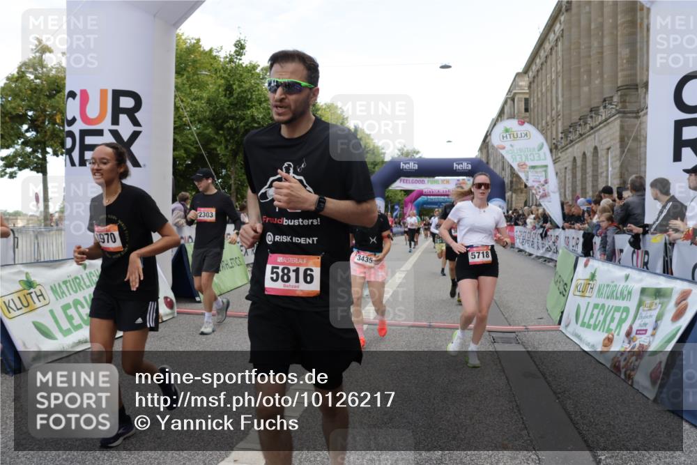 06.09.2026 - CURREX Alsterlauf Yannick Fuchs http://msf.ph/oto/10126217 06.09.2026 10:04:28 Ziel 2025, 2303, 2437, 2581, 3435, 3696, 3711, 4179, 4376, 4630, 4768, 4812, 5046, 5718, 5816, 6193 meine-sportfotos.de