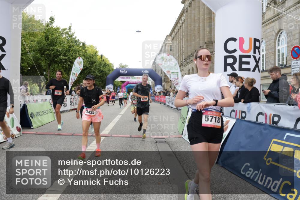 06.09.2026 - CURREX Alsterlauf Yannick Fuchs http://msf.ph/oto/10126223 06.09.2026 10:04:29 Ziel 2025, 2303, 2437, 2581, 2988, 2991, 2993, 3435, 3696, 3711, 4179, 4376, 4630, 4768, 4812, 5046, 5718, 5816, 6193 meine-sportfotos.de