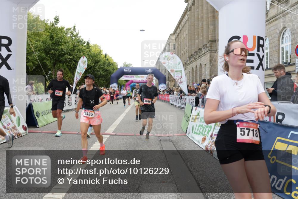 06.09.2026 - CURREX Alsterlauf Yannick Fuchs http://msf.ph/oto/10126229 06.09.2026 10:04:29 Ziel 2025, 2303, 2437, 2581, 2988, 2991, 2993, 3435, 3696, 3711, 4179, 4376, 4630, 4768, 4812, 5046, 5718, 5816, 6193 meine-sportfotos.de