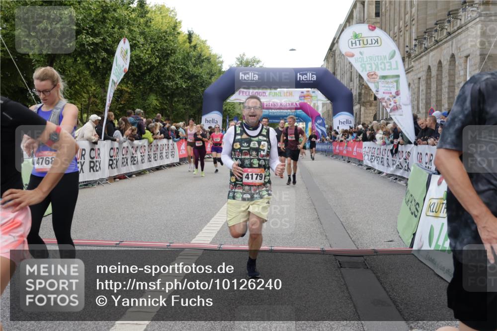 06.09.2026 - CURREX Alsterlauf Yannick Fuchs http://msf.ph/oto/10126240 06.09.2026 10:04:31 Ziel 2025, 2303, 2437, 2581, 2988, 2991, 2993, 3435, 3696, 3711, 3807, 4052, 4179, 4376, 4431, 4630, 4768, 5071, 5644, 5718, 5816, 6193 meine-sportfotos.de