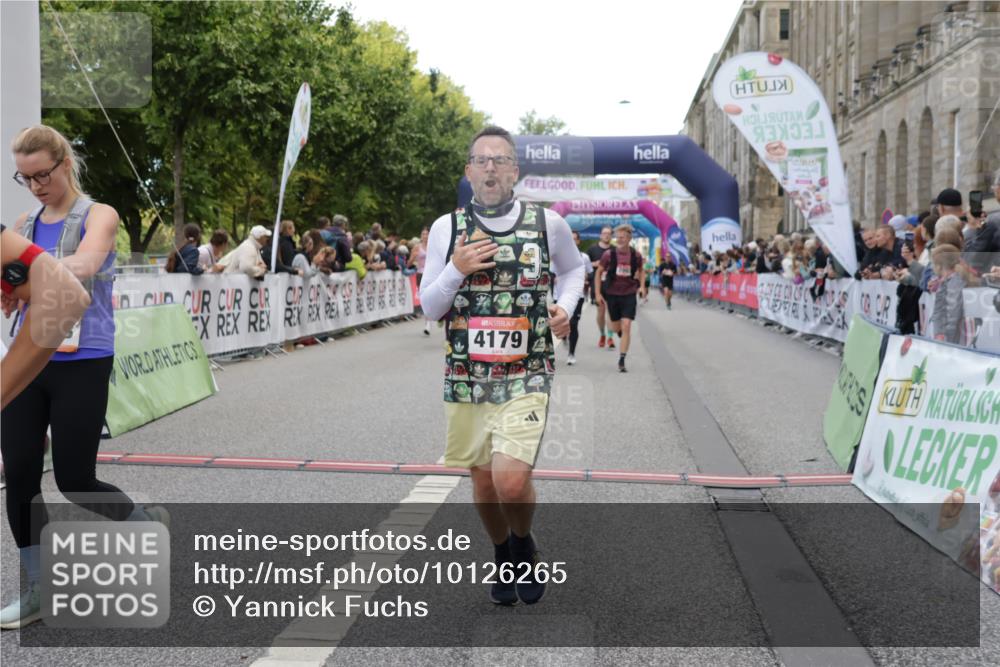06.09.2026 - CURREX Alsterlauf Yannick Fuchs http://msf.ph/oto/10126265 06.09.2026 10:04:31 Ziel 2025, 2303, 2437, 2581, 2988, 2991, 2993, 3435, 3696, 3711, 3807, 4052, 4179, 4376, 4431, 4630, 4768, 5071, 5644, 5718, 5816, 6193 meine-sportfotos.de