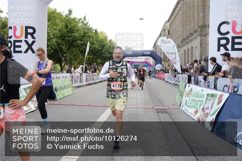 06.09.2026 - CURREX Alsterlauf Yannick Fuchs http://msf.ph/oto/10126274 06.09.2026 10:04:31 Ziel 2025, 2303, 2437, 2581, 2988, 2991, 2993, 3435, 3696, 3711, 3807, 4052, 4179, 4376, 4431, 4630, 4768, 5071, 5644, 5718, 5816, 6193 meine-sportfotos.de