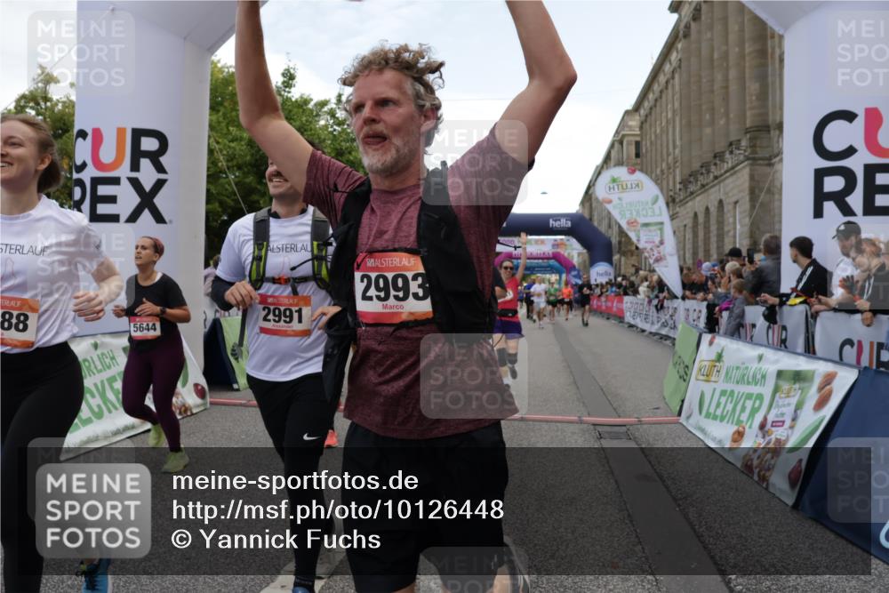 06.09.2026 - CURREX Alsterlauf Yannick Fuchs http://msf.ph/oto/10126448 06.09.2026 10:04:35 Ziel 2303, 2581, 2988, 2991, 2993, 3435, 3696, 3807, 4052, 4179, 4431, 4744, 4768, 5071, 5644, 5718, 5767, 6063 meine-sportfotos.de