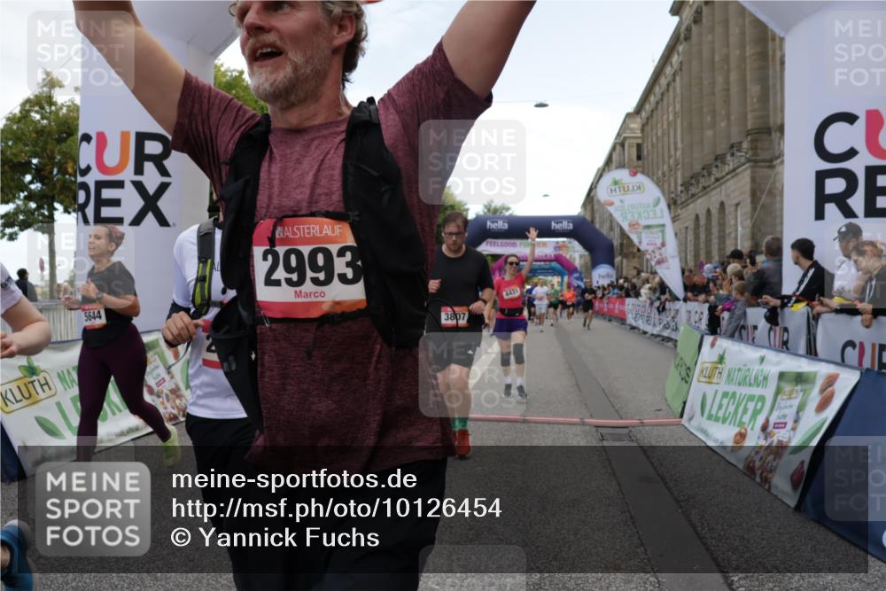 06.09.2026 - CURREX Alsterlauf Yannick Fuchs http://msf.ph/oto/10126454 06.09.2026 10:04:35 Ziel 2303, 2581, 2988, 2991, 2993, 3435, 3696, 3807, 4052, 4179, 4431, 4744, 4768, 5071, 5644, 5718, 5767, 6063 meine-sportfotos.de