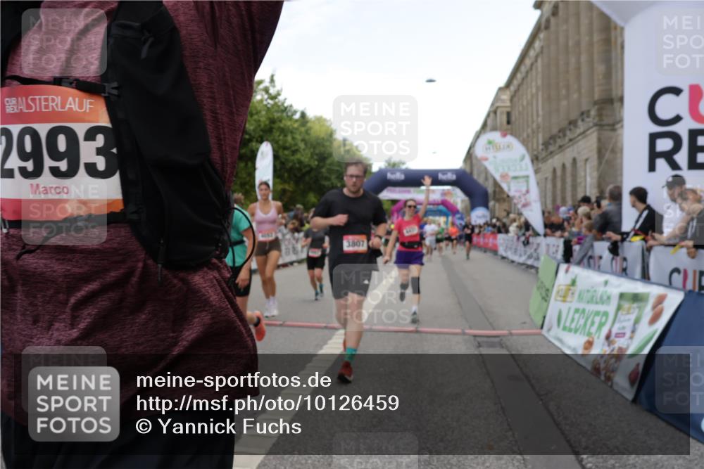 06.09.2026 - CURREX Alsterlauf Yannick Fuchs http://msf.ph/oto/10126459 06.09.2026 10:04:36 Ziel 2581, 2988, 2991, 2993, 3101, 3696, 3807, 4052, 4179, 4431, 4744, 4768, 5071, 5503, 5644, 5767, 6063, 8237 meine-sportfotos.de