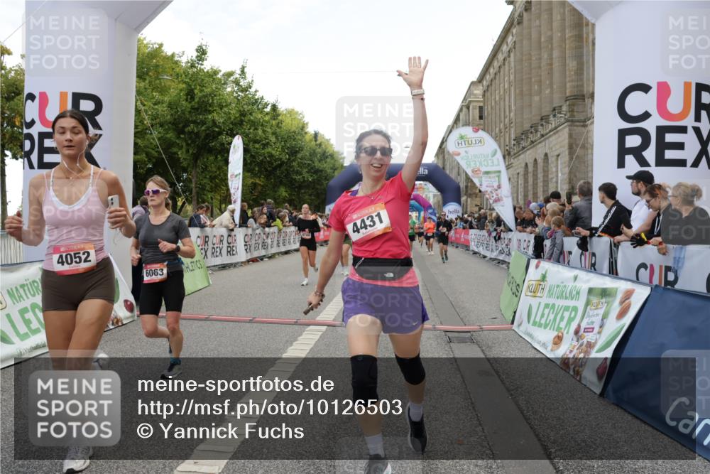 06.09.2026 - CURREX Alsterlauf Yannick Fuchs http://msf.ph/oto/10126503 06.09.2026 10:04:37 Ziel 2581, 2988, 2991, 2993, 3101, 3696, 3807, 4052, 4179, 4431, 4744, 4768, 5071, 5503, 5644, 5767, 6063, 8237 meine-sportfotos.de
