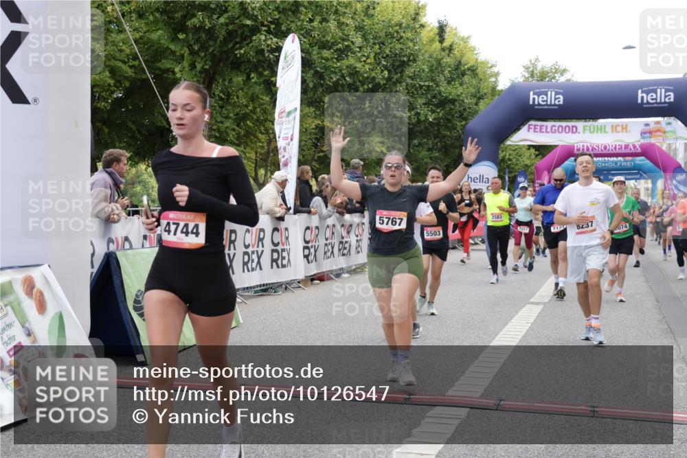 06.09.2026 - CURREX Alsterlauf Yannick Fuchs http://msf.ph/oto/10126547 06.09.2026 10:04:39 Ziel 2074, 2121, 2203, 2357, 2583, 2957, 2988, 2991, 2993, 3101, 3807, 4052, 4181, 4431, 4744, 4874, 5071, 5503, 5576, 5644, 5767, 6063, 8237 meine-sportfotos.de