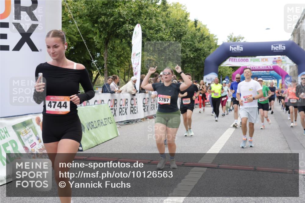 06.09.2026 - CURREX Alsterlauf Yannick Fuchs http://msf.ph/oto/10126563 06.09.2026 10:04:40 Ziel 2074, 2121, 2203, 2357, 2583, 2658, 2957, 2988, 2991, 2993, 3004, 3005, 3101, 3451, 3807, 4052, 4181, 4431, 4516, 4744, 4874, 5071, 5275, 5503, 5576, 5644, 5767, 6063, 8237 meine-sportfotos.de