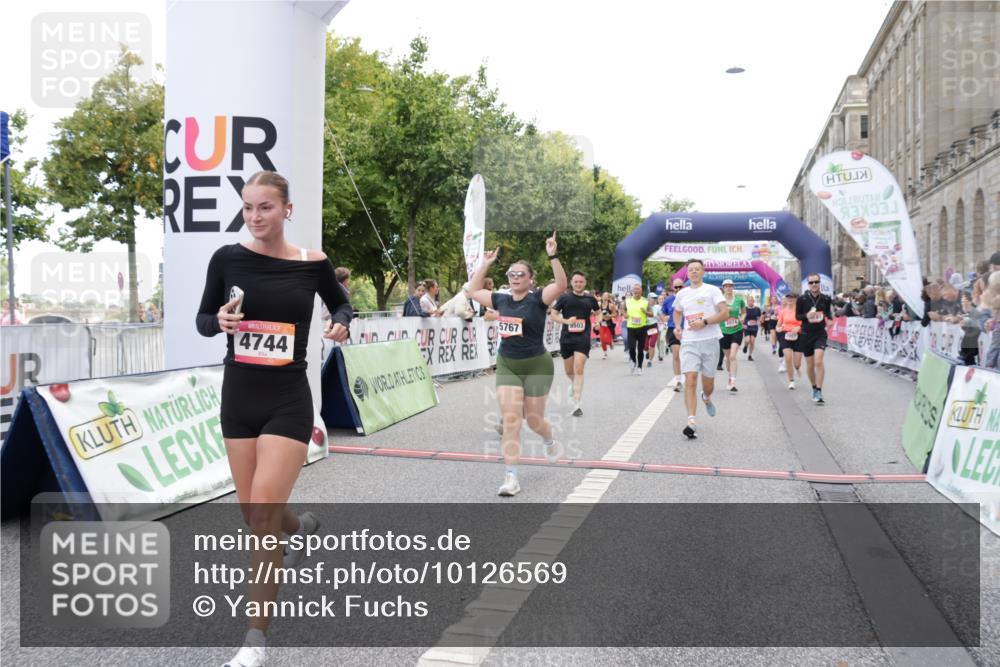 06.09.2026 - CURREX Alsterlauf Yannick Fuchs http://msf.ph/oto/10126569 06.09.2026 10:04:40 Ziel 2074, 2121, 2203, 2357, 2583, 2658, 2957, 2988, 2991, 2993, 3004, 3005, 3101, 3451, 3807, 4052, 4181, 4431, 4516, 4744, 4874, 5071, 5275, 5503, 5576, 5644, 5767, 6063, 8237 meine-sportfotos.de