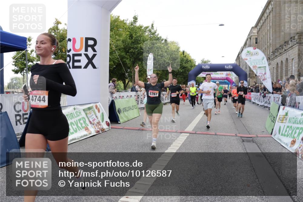 06.09.2026 - CURREX Alsterlauf Yannick Fuchs http://msf.ph/oto/10126587 06.09.2026 10:04:40 Ziel 2074, 2121, 2203, 2357, 2583, 2658, 2957, 2988, 2991, 2993, 3004, 3005, 3101, 3451, 3807, 4052, 4181, 4431, 4516, 4744, 4874, 5071, 5275, 5503, 5576, 5644, 5767, 6063, 8237 meine-sportfotos.de