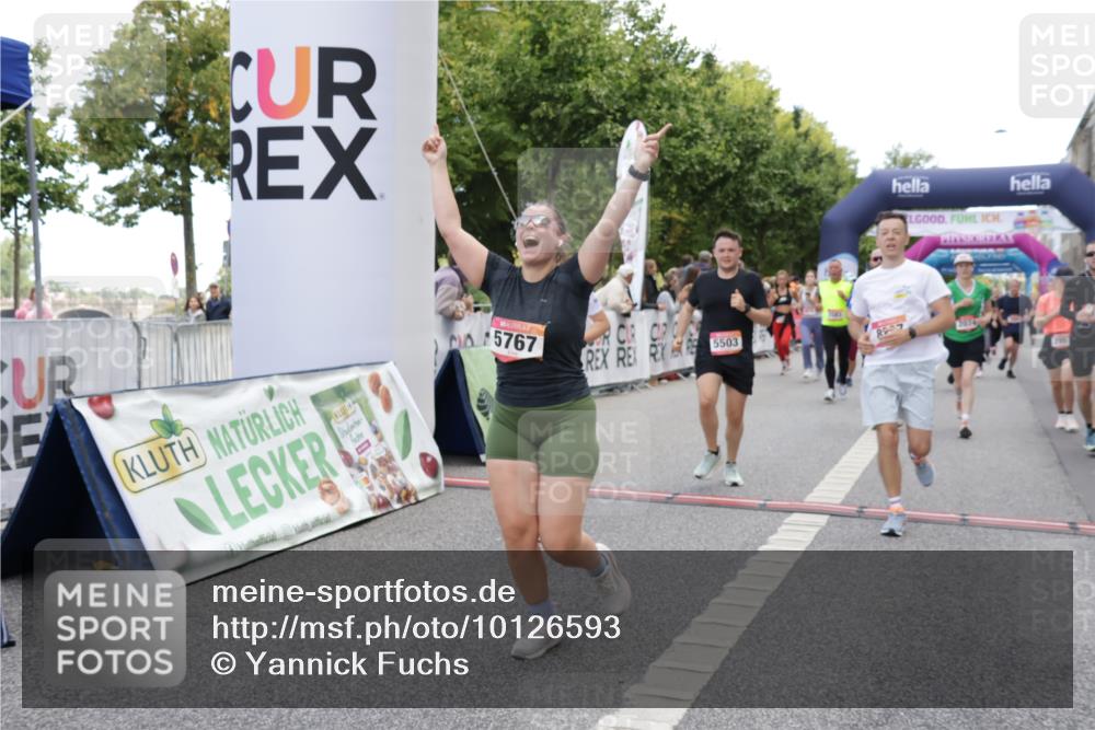 06.09.2026 - CURREX Alsterlauf Yannick Fuchs http://msf.ph/oto/10126593 06.09.2026 10:04:41 Ziel 2074, 2121, 2203, 2357, 2583, 2658, 2957, 2988, 2991, 2993, 3004, 3005, 3101, 3451, 3807, 4052, 4181, 4431, 4516, 4744, 4874, 5071, 5275, 5503, 5504, 5566, 5576, 5644, 5767, 6063, 8237 meine-sportfotos.de