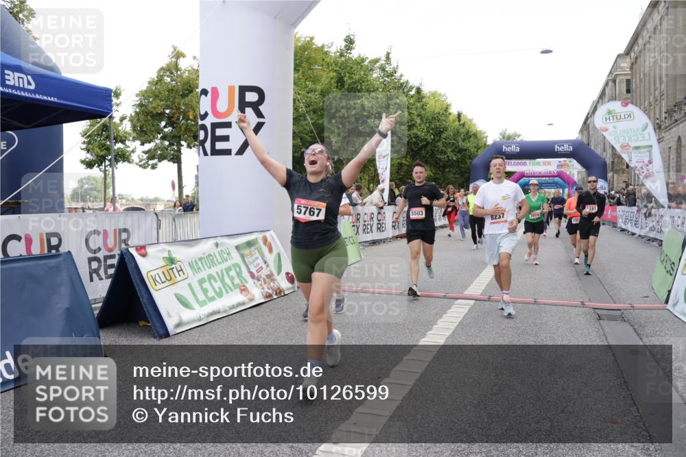 06.09.2026 - CURREX Alsterlauf Yannick Fuchs http://msf.ph/oto/10126599 06.09.2026 10:04:41 Ziel 2074, 2121, 2203, 2357, 2583, 2658, 2957, 2988, 2991, 2993, 3004, 3005, 3101, 3451, 3807, 4052, 4181, 4431, 4516, 4744, 4874, 5071, 5275, 5503, 5504, 5566, 5576, 5644, 5767, 6063, 8237 meine-sportfotos.de