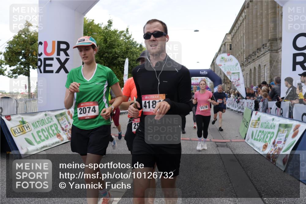 06.09.2026 - CURREX Alsterlauf Yannick Fuchs http://msf.ph/oto/10126732 06.09.2026 10:04:44 Ziel 2074, 2121, 2203, 2278, 2357, 2583, 2658, 2957, 3004, 3005, 3101, 3109, 3451, 4181, 4413, 4415, 4516, 4744, 4874, 5275, 5503, 5504, 5566, 5568, 5576, 5767, 6063, 8237 meine-sportfotos.de