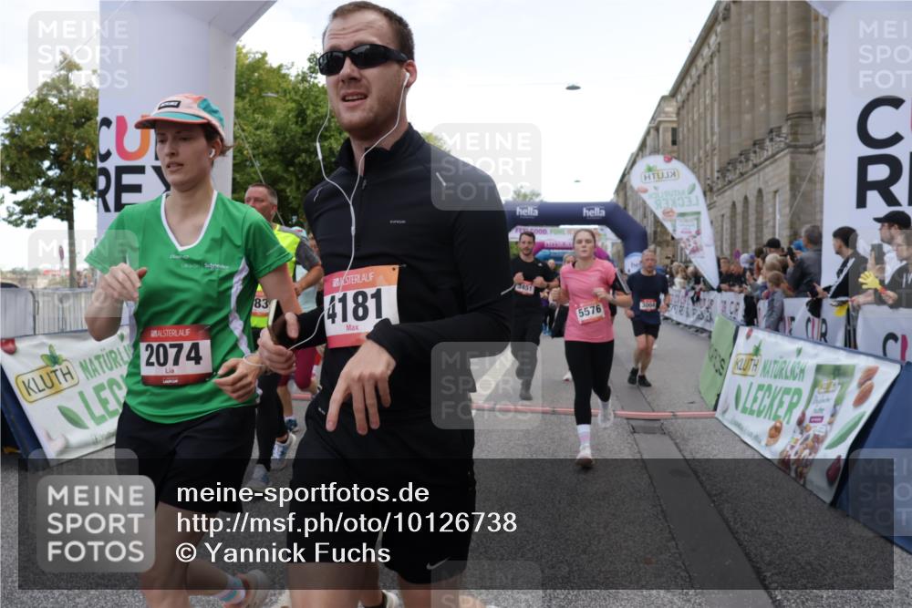 06.09.2026 - CURREX Alsterlauf Yannick Fuchs http://msf.ph/oto/10126738 06.09.2026 10:04:44 Ziel 2074, 2121, 2203, 2278, 2357, 2583, 2658, 2957, 3004, 3005, 3101, 3109, 3451, 4181, 4413, 4415, 4516, 4744, 4874, 5275, 5503, 5504, 5566, 5568, 5576, 5767, 6063, 8237 meine-sportfotos.de