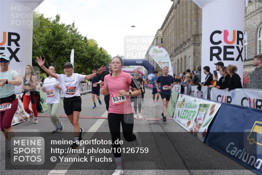 06.09.2026 - CURREX Alsterlauf Yannick Fuchs http://msf.ph/oto/10126759 06.09.2026 10:04:45 Ziel 2074, 2121, 2203, 2278, 2357, 2583, 2658, 2957, 3004, 3005, 3101, 3109, 3451, 4181, 4413, 4415, 4516, 4744, 4874, 5275, 5503, 5504, 5566, 5568, 5576, 5767, 8237 meine-sportfotos.de