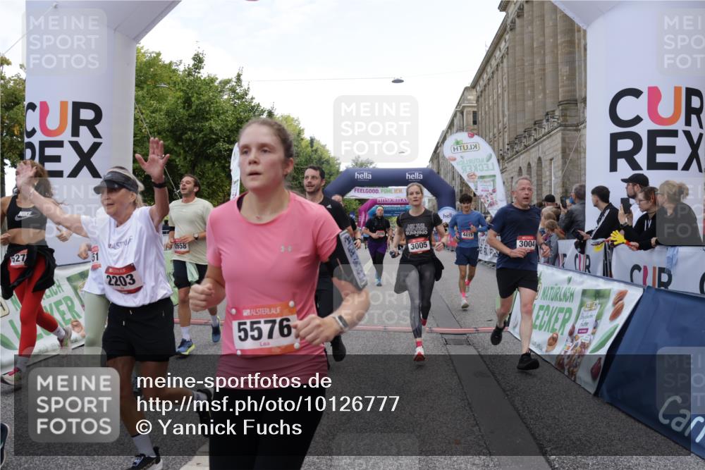 06.09.2026 - CURREX Alsterlauf Yannick Fuchs http://msf.ph/oto/10126777 06.09.2026 10:04:46 Ziel 2074, 2121, 2133, 2203, 2278, 2357, 2583, 2658, 2776, 2957, 3004, 3005, 3101, 3109, 3451, 4181, 4413, 4415, 4516, 4744, 4874, 5275, 5503, 5504, 5566, 5568, 5576, 5767, 8237 meine-sportfotos.de