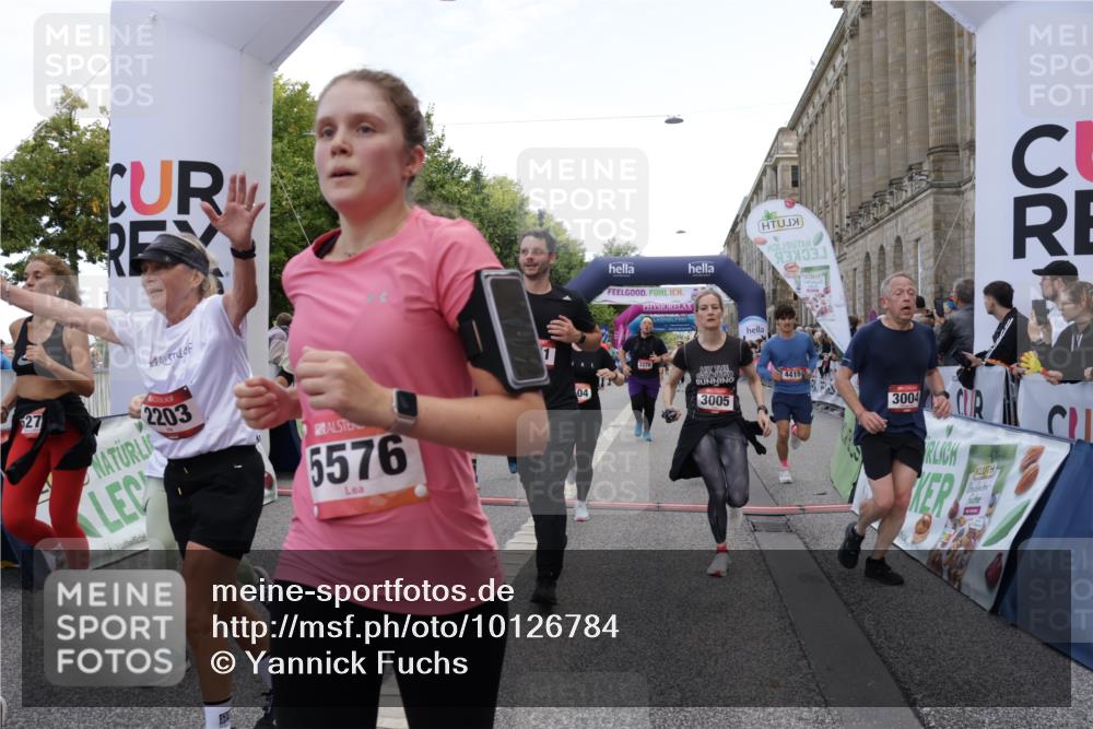 06.09.2026 - CURREX Alsterlauf Yannick Fuchs http://msf.ph/oto/10126784 06.09.2026 10:04:46 Ziel 2074, 2121, 2133, 2203, 2278, 2357, 2583, 2658, 2776, 2957, 3004, 3005, 3101, 3109, 3451, 4181, 4413, 4415, 4516, 4744, 4874, 5275, 5503, 5504, 5566, 5568, 5576, 5767, 8237 meine-sportfotos.de