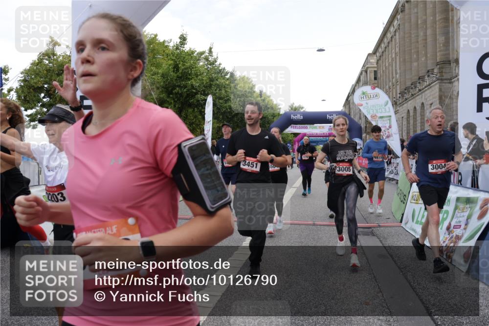 06.09.2026 - CURREX Alsterlauf Yannick Fuchs http://msf.ph/oto/10126790 06.09.2026 10:04:46 Ziel 2074, 2121, 2133, 2203, 2278, 2357, 2583, 2658, 2776, 2957, 3004, 3005, 3101, 3109, 3451, 4181, 4413, 4415, 4516, 4744, 4874, 5275, 5503, 5504, 5566, 5568, 5576, 5767, 8237 meine-sportfotos.de