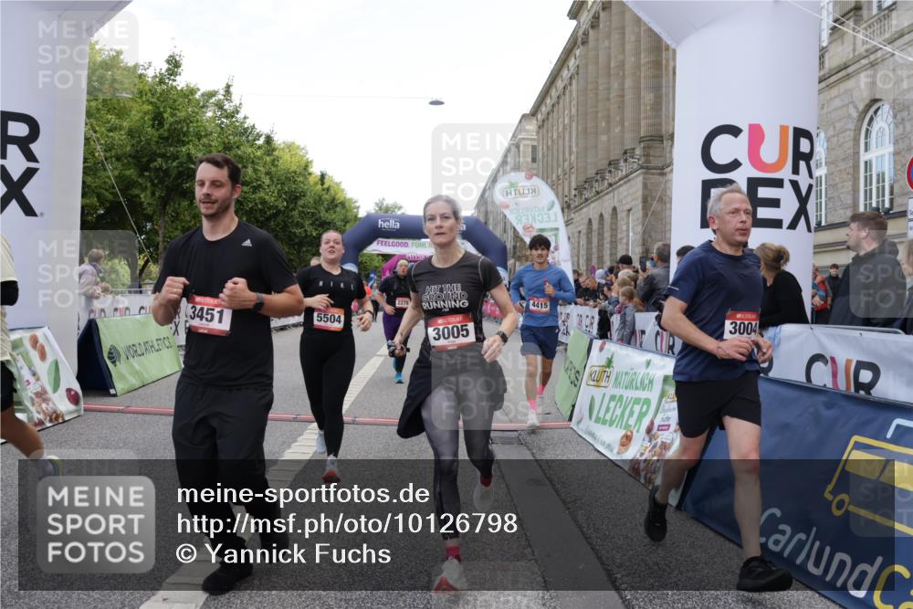 06.09.2026 - CURREX Alsterlauf Yannick Fuchs http://msf.ph/oto/10126798 06.09.2026 10:04:46 Ziel 2074, 2121, 2133, 2203, 2278, 2357, 2583, 2658, 2776, 2957, 3004, 3005, 3101, 3109, 3451, 4181, 4413, 4415, 4516, 4744, 4874, 5275, 5503, 5504, 5566, 5568, 5576, 5767, 8237 meine-sportfotos.de