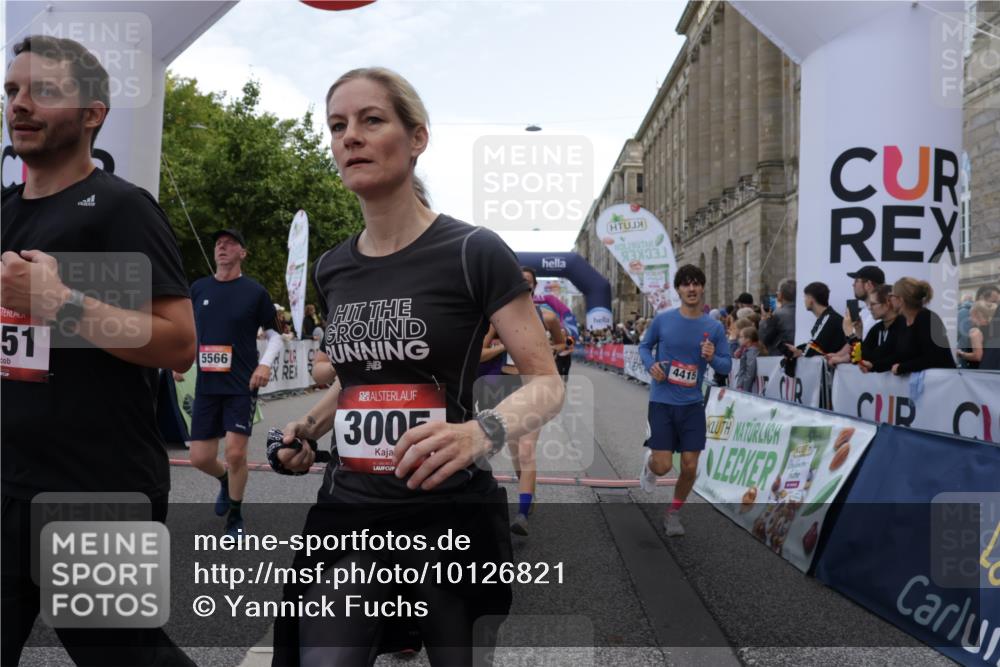 06.09.2026 - CURREX Alsterlauf Yannick Fuchs http://msf.ph/oto/10126821 06.09.2026 10:04:47 Ziel 2074, 2121, 2133, 2203, 2278, 2357, 2583, 2658, 2776, 2957, 3004, 3005, 3101, 3109, 3451, 4181, 4413, 4415, 4516, 4704, 4874, 5275, 5503, 5504, 5566, 5568, 5576, 5767, 8237 meine-sportfotos.de