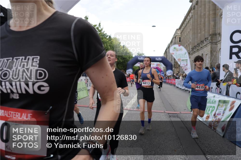 06.09.2026 - CURREX Alsterlauf Yannick Fuchs http://msf.ph/oto/10126830 06.09.2026 10:04:47 Ziel 2074, 2121, 2133, 2203, 2278, 2357, 2583, 2658, 2776, 2957, 3004, 3005, 3101, 3109, 3451, 4181, 4413, 4415, 4516, 4704, 4874, 5275, 5503, 5504, 5566, 5568, 5576, 5767, 8237 meine-sportfotos.de