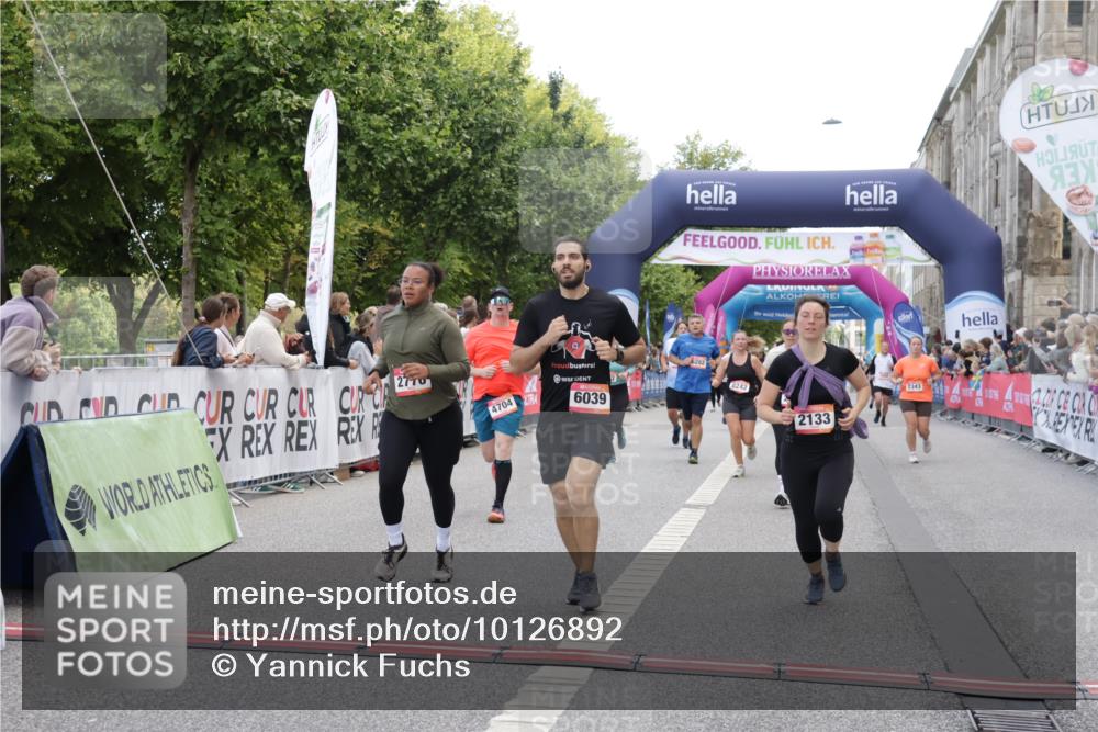 06.09.2026 - CURREX Alsterlauf Yannick Fuchs http://msf.ph/oto/10126892 06.09.2026 10:04:50 Ziel 2074, 2095, 2121, 2133, 2203, 2278, 2357, 2583, 2658, 2776, 2957, 3004, 3005, 3109, 3451, 4181, 4413, 4415, 4516, 4593, 4704, 4874, 4892, 5275, 5504, 5566, 5568, 5576, 8242 meine-sportfotos.de