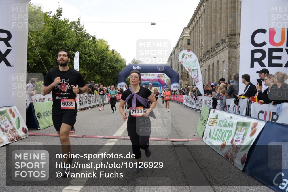 06.09.2026 - CURREX Alsterlauf Yannick Fuchs http://msf.ph/oto/10126929 06.09.2026 10:04:52 Ziel 2095, 2133, 2278, 2343, 2658, 2776, 3004, 3005, 3109, 3412, 3451, 3452, 4413, 4415, 4516, 4593, 4704, 4892, 5275, 5504, 5566, 5568, 6282, 8242 meine-sportfotos.de