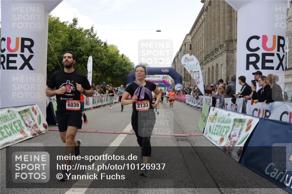 06.09.2026 - CURREX Alsterlauf Yannick Fuchs http://msf.ph/oto/10126937 06.09.2026 10:04:52 Ziel 2095, 2133, 2278, 2343, 2658, 2776, 3004, 3005, 3109, 3412, 3451, 3452, 4413, 4415, 4516, 4593, 4704, 4892, 5275, 5504, 5566, 5568, 6282, 8242 meine-sportfotos.de