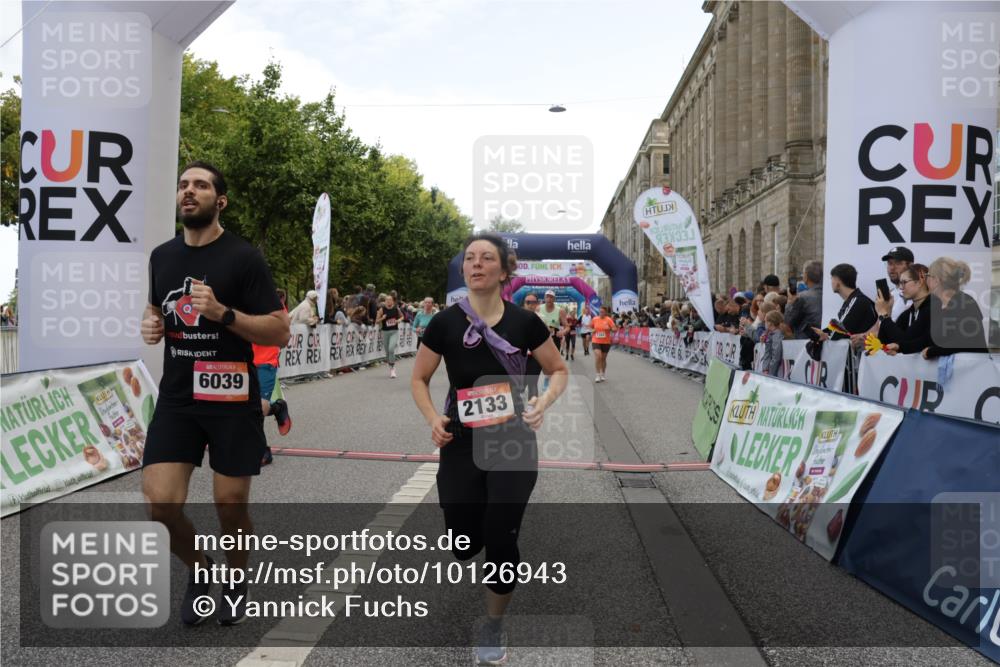 06.09.2026 - CURREX Alsterlauf Yannick Fuchs http://msf.ph/oto/10126943 06.09.2026 10:04:52 Ziel 2095, 2133, 2278, 2343, 2658, 2776, 3004, 3005, 3109, 3412, 3451, 3452, 4413, 4415, 4516, 4593, 4704, 4892, 5275, 5504, 5566, 5568, 6282, 8242 meine-sportfotos.de