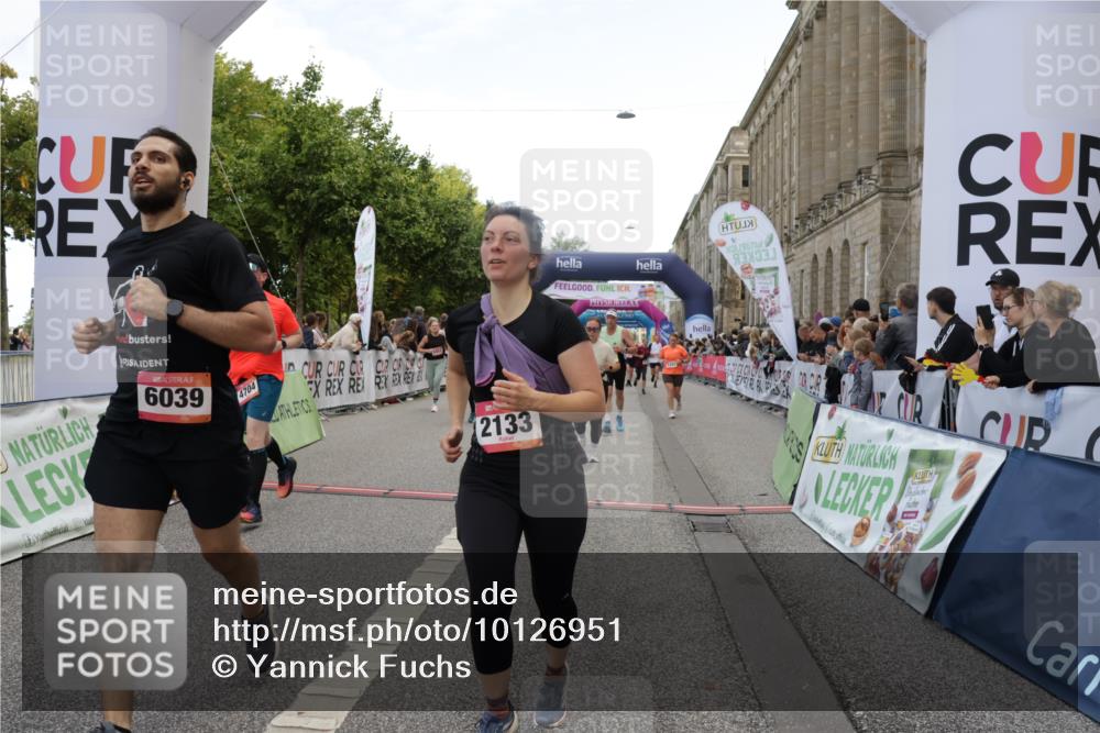 06.09.2026 - CURREX Alsterlauf Yannick Fuchs http://msf.ph/oto/10126951 06.09.2026 10:04:52 Ziel 2095, 2133, 2278, 2343, 2658, 2776, 3004, 3005, 3109, 3412, 3451, 3452, 4413, 4415, 4516, 4593, 4704, 4892, 5275, 5504, 5566, 5568, 6282, 8242 meine-sportfotos.de