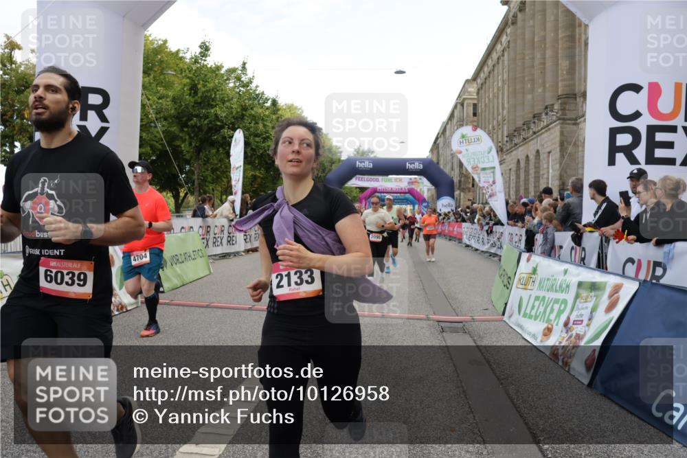 06.09.2026 - CURREX Alsterlauf Yannick Fuchs http://msf.ph/oto/10126958 06.09.2026 10:04:53 Ziel 2095, 2133, 2278, 2343, 2776, 3109, 3412, 3452, 4413, 4415, 4593, 4704, 4892, 5504, 5566, 5568, 6282, 8242 meine-sportfotos.de