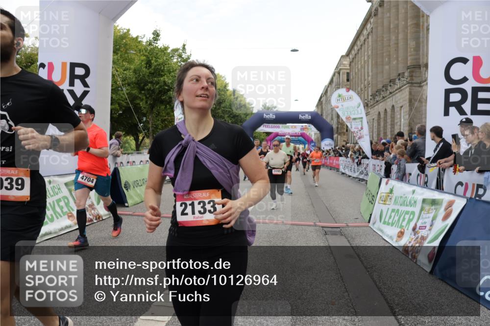 06.09.2026 - CURREX Alsterlauf Yannick Fuchs http://msf.ph/oto/10126964 06.09.2026 10:04:53 Ziel 2095, 2133, 2278, 2343, 2776, 3109, 3412, 3452, 4413, 4415, 4593, 4704, 4892, 5504, 5566, 5568, 6282, 8242 meine-sportfotos.de
